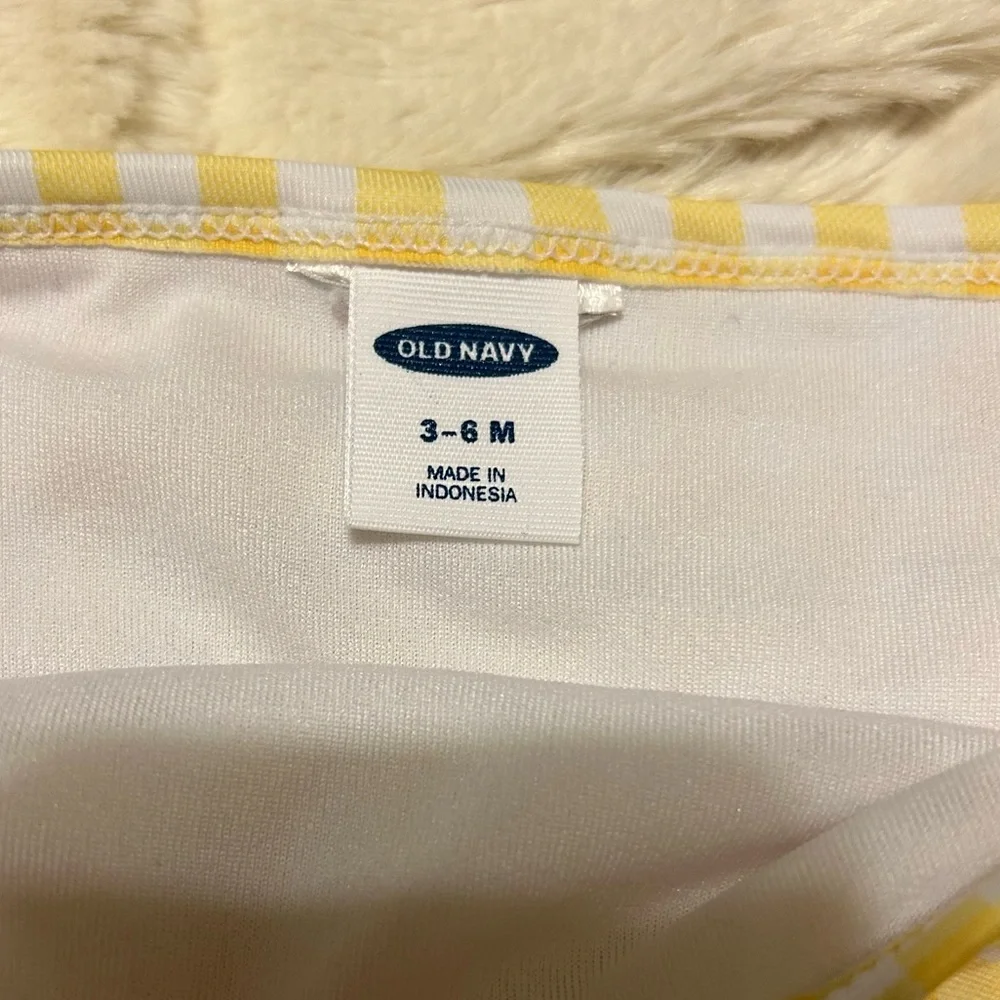 Old Navy 2-Piece Swimsuit and Sun Hat for Baby - Size 3-6M